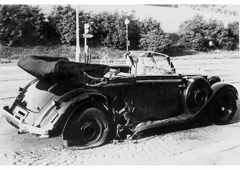 Heydrichův Mercedes po útoku (sbírka VHÚ)