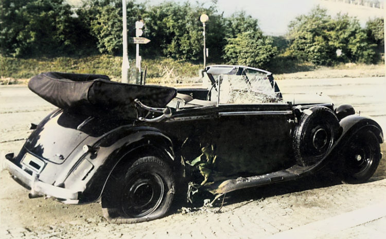 Heydrichův Mercedes po útoku (sbírka VHÚ, kolorováno)