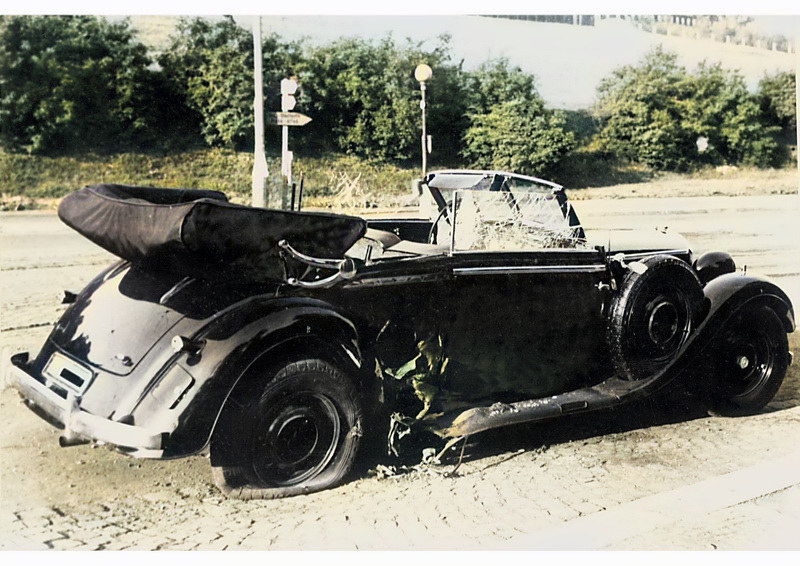 Heydrichův Mercedes po útoku (sbírka VHÚ, kolorováno)